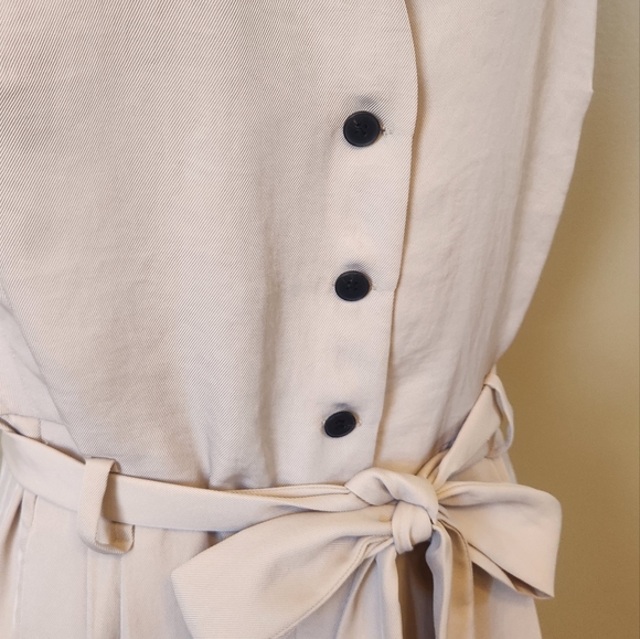 Sleeveless V-neck jumpsuit - Picture 3 of 4